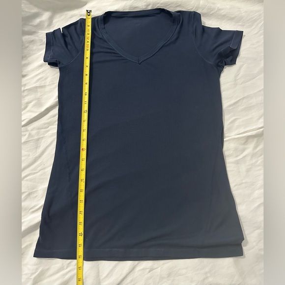 Lululemon: Women’s Short Sleeve Shirt - Picture 5 of 7